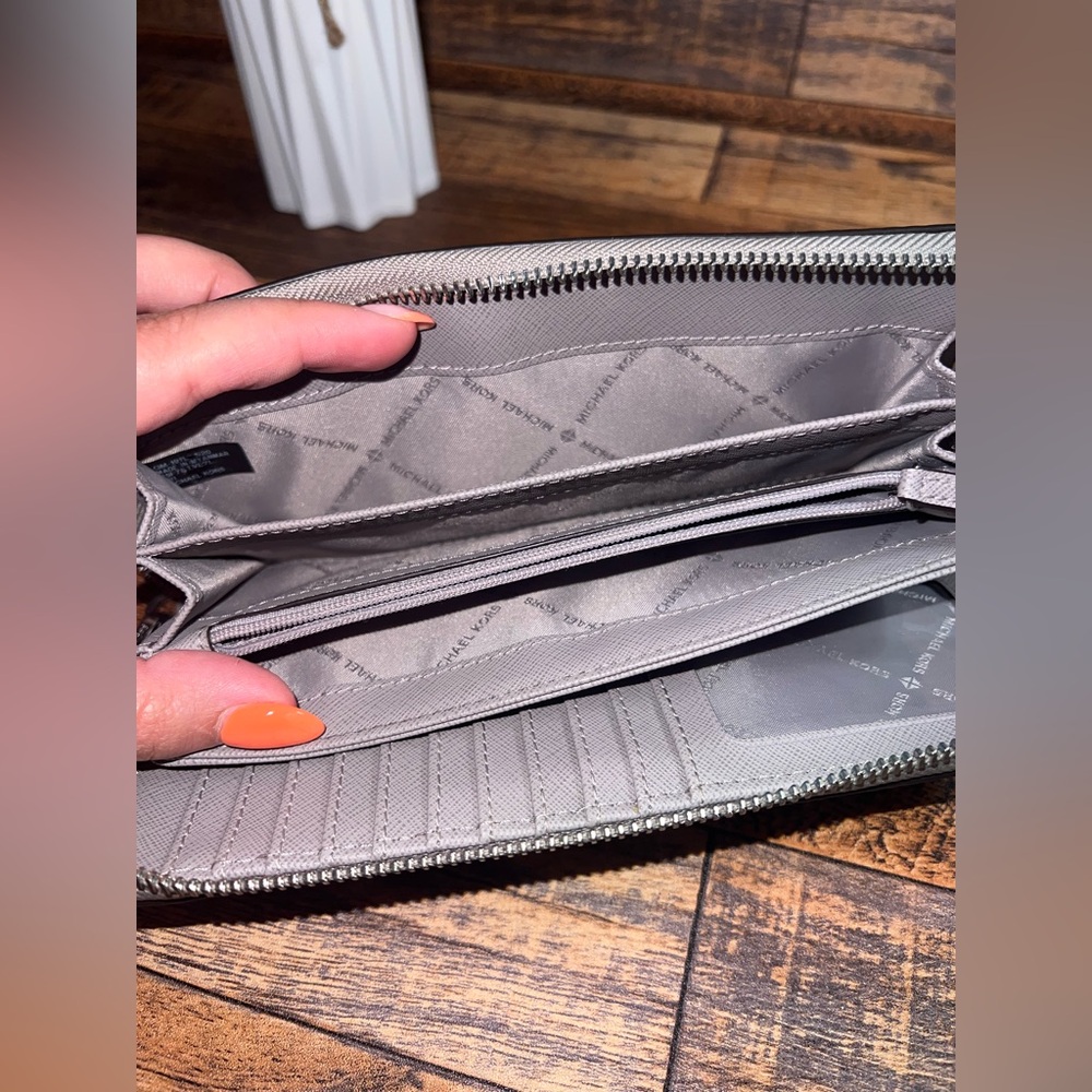 Michael Kors Gray Leather Wallet GUC - Picture 8 of 8